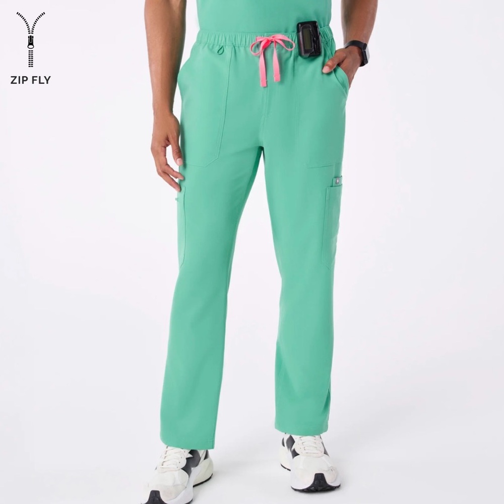 FIGS Men’s Cairo Cargo Scrub Pant in Surgical Green with Short Inseam (NWT)